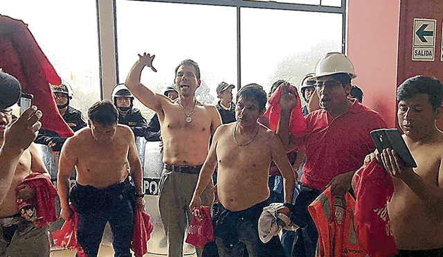 Marcha. Mineros acompañaron a sus dirigentes a la reunión que tenían con la ministra de Trabajo, pero actuaron con violencia. (Foto: Aldair Mejía)