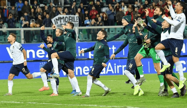 Los jugadores de Italia agradecen a sus hinchas. Créditos: AFP