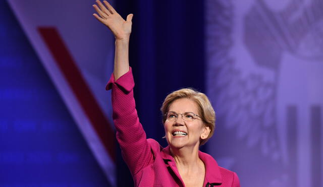 Democratic presidential hopeful Massachusetts Senator Elizabeth Warren waves as she arrives for a town hall devoted to LGBTQ issues hosted by CNN and the Human rights Campaign Foundation at The Novo in Los Angeles on October 10, 2019. (Photo by Robyn Beck / AFP)