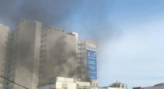 Bomberos atienden incendio en Magdalena del Mar. Créditos: Twitter.