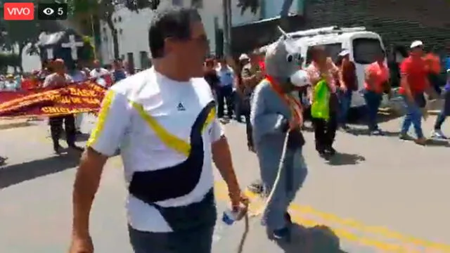 Chiclayo: Maestro se viste de burro y marcha junto a docentes [VIDEO]