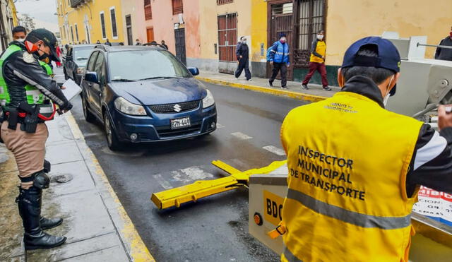 Municipalidad De Lima reanuda operativos con grúa para retirar autos abandonados o mal estacionados / Credito: MML