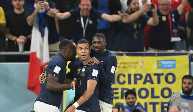 Kylian Mbappé, junto a Ousmane Dembélé y Marcus Thuram celebrando un gol ante Polonia. Foto: AFP