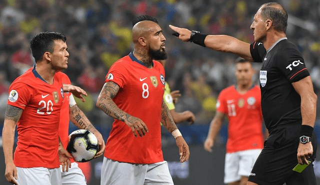 Arturo Vidal y Charles Aranguiz no jugarían la final si reciben una amarilla en el Chile vs. Perú. | Foto: AFP