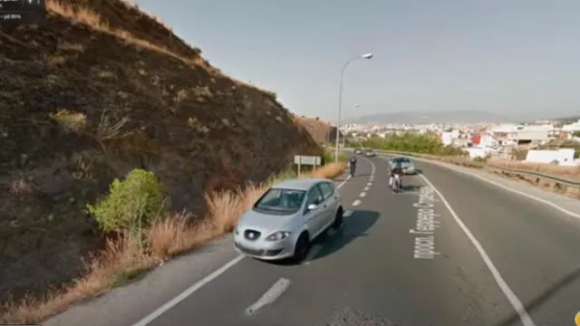 Desliza las imágenes para ver la increíble escena que registró Google Maps en una carretera de España. Foto: Google