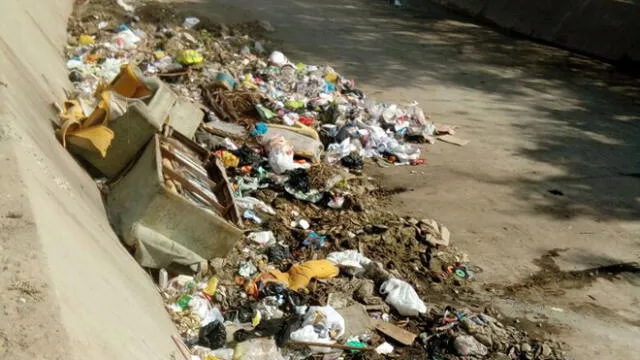 Piura: basura obstruye canal de regadío en Sullana
