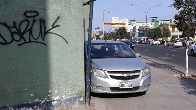 #YoDenuncio: auto estaciona en vereda de Breña