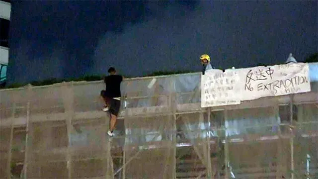 Manifestante en Hong Kong muere tras caer de andamio por colocar una pancarta