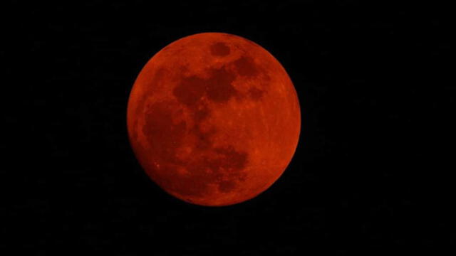 'Luna roja' captada por el astrónomo Adrián Arquiola en Argentina.