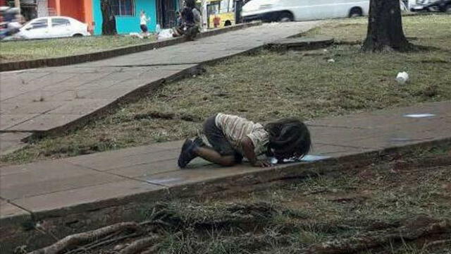 Vía Facebook, la foto de una niña bebiendo agua de un charco conmociona a un país