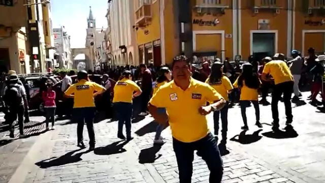 Candidato protagoniza singular coreografía en Centro Histórico de Arequipa [VIDEO]