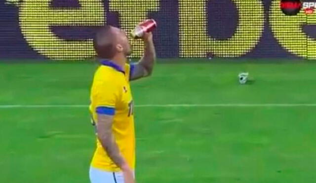 YouTube: jugador tomó cerveza que le lanzaron de tribuna y anotó gol en último minuto