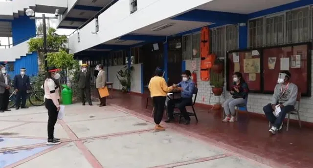 Postulantes a la Universidad Nacional de San Cristóbal de Huamanga acudieron hoy a rendir la evaluación. Foto: Captura video.