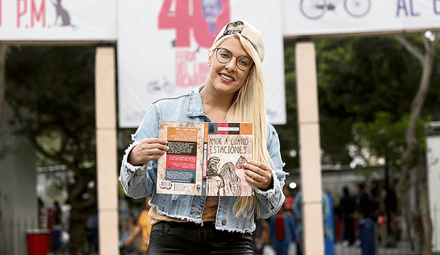 Feriante. Escritora Nacarid Portal con una de sus obras en manos, en la Feria del Libro Ricardo Palma, en Lima.