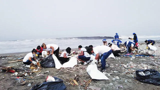 Recogen basura de la playa más contaminada del Callao