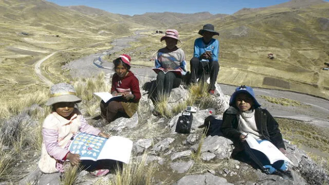 APRENDO EN EL CERRO. A diario, los escolares provistos de cuadernos y lapiceros, subían  los cerros para para captar la señal y sintonizar “Aprendo en Casa”.