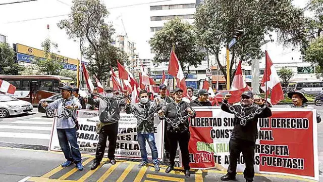 Protesta. Trabajadores sindicalizados de Saga Falabella se sumaron a paralización de 48 horas por sus derechos laborales.