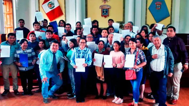 Chiclayo: entregan resoluciones de conducción de puestos a comerciantes 