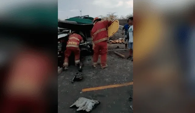 Los bomberos auxiliaron a los conductores que quedaron entre los fierros de los vehículos.