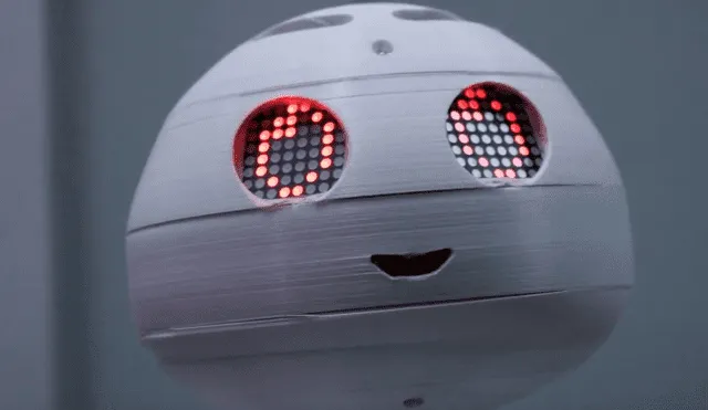 Desliza a la izquierda para conocer al robot ARCA y a dos de sus creadores.