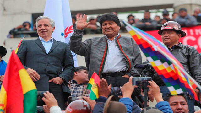 El presidente de Bolivia, Evo Morales (c); junto al vicepresidente, Álvaro Garcia Linera (i), en una plaza céntrica de La Paz. Foto: EFE