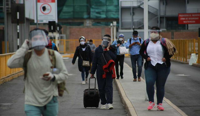 Emotivo encuentro de pasajeros que llegan del Cusco y sus familiares a las afueras del Jorge Chávez / Fotos: John Reyes