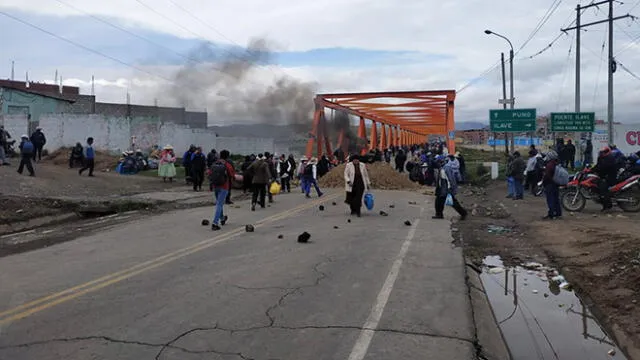 Manifestantes bloquearon puente y otras importantes vías de ingreso a Ilave.