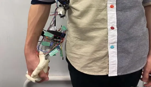 La mano robótica reacciona a la velocidad que caminamos. Foto: Captura de YouTube