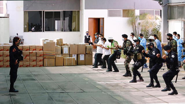 Policías recibieron donativos para combatir el avance del COVID-19.