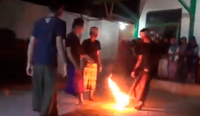 YouTube viral: Chicos se atreven a jugar fútbol descalzos con un coco en llamas [VIDEO]