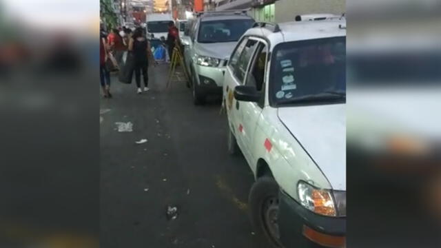 #YoDenuncio: vehículos se estacionan en medio de calles [VIDEO]
