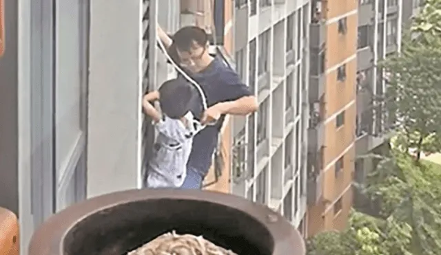 YouTube: hombre salvó a su hijo de caer de un edificio en China [VIDEO]
