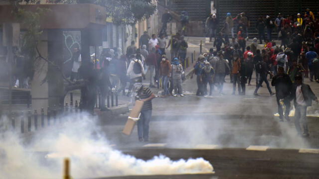 Los manifestantes se enfrentan a la policía antidisturbios durante una huelga contra las políticas económicas del gobierno del presidente ecuatoriano Lenin Moreno.