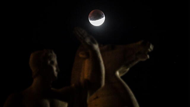 Vista del eclipse lunar 2019 en Italia. Foto: AFP.