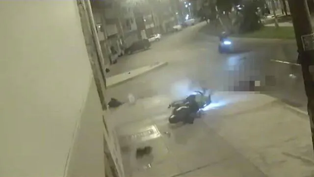 Hombre impactó con una de las bermas de la avenida Euterpe. (Foto: Captura de video / Latina Noticias)