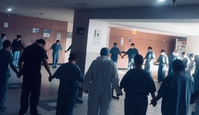 La imagen del acto de fe del personal de salud del Hospital Regional 1 del IMSS de Tijuana, tuvo gran repercusión en las redes sociales. (Foto: Frontera)