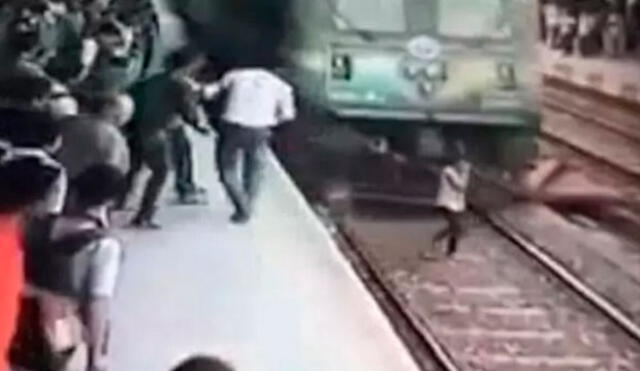 En YouTube, mujer distraída con auriculares fue atropellada por tren en la India [VIDEO]