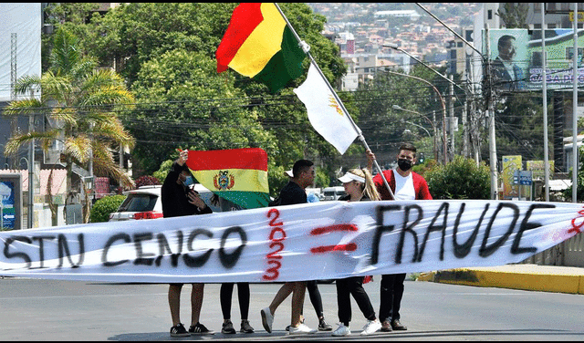 La Policía llegó hasta el lugar, en el que está una bandera boliviana con un crespón negro por la muerte del joven, y precintó el área para realizar las investigaciones. Foto: EFE