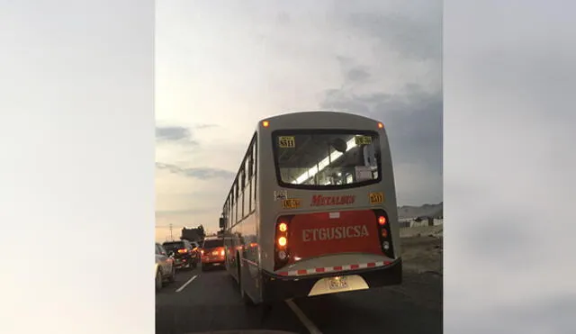 Bus invade carril auxiliar para evitar el caos vehicular