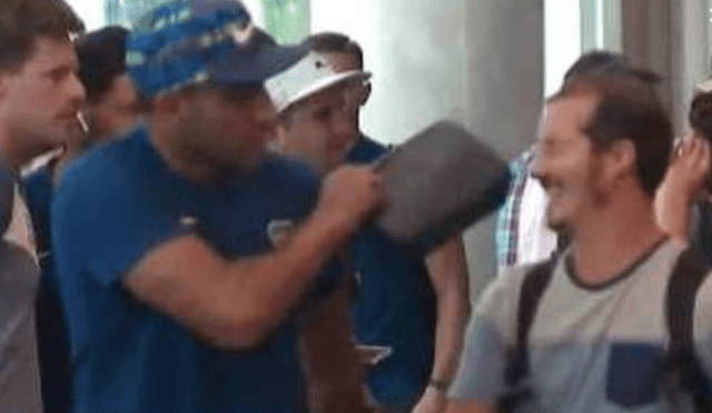 Boca Juniors: 'Wanchope' Ábila golpeó a hincha de River en el aeropuerto [VIDEO]