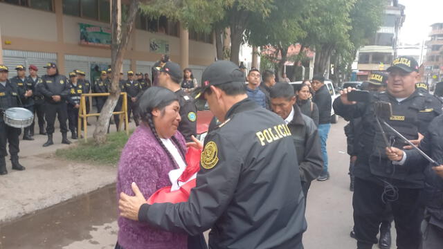 Los acongojados padres del suboficial José Luis Soncco reciben los restos mortales de su hijo. Foto: Luis Álvarez-URPI