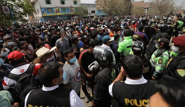 Comerciantes llegaron al mercado y se enfrentaron con la Policía para ingresar y recuperar parte de sus pertenencias. Foto: Jorge Cerdán / La República