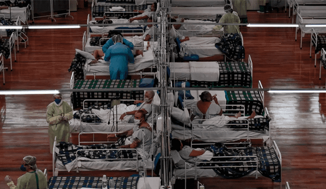 Paciencia con coronavirus internados en un hospital de campaña instalado en un gimnasio deportivo, en Sao Paulo, Brasil. Foto: Captura / AFP