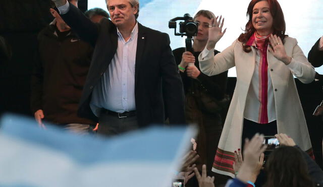 La expresidenta argentina y actual senadora Cristina Fernández de Kirchner (R) y su ex jefe de gabinete Alberto Fernández saludan a los partidarios en Buenos Aires, el 25 de mayo de 2019.