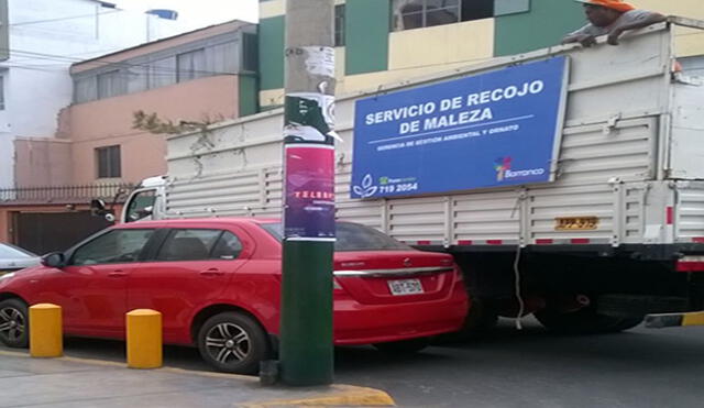 Barranco: vehículos interrumpen el tránsito vehicular