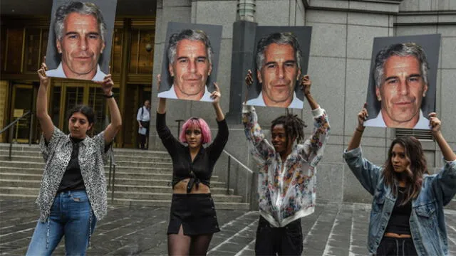 Un grupo de protesta muestra carteles de Jeffrey Epstein frente al tribunal federal en la ciudad de Nueva York. Foto: AFP