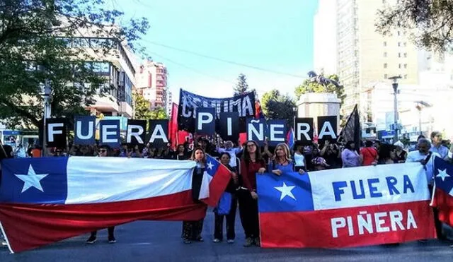 Manifestantes protestas frente al palacio de La Moneda y exigen la renuncia de Piñera. Foto: La Izquierda Diario