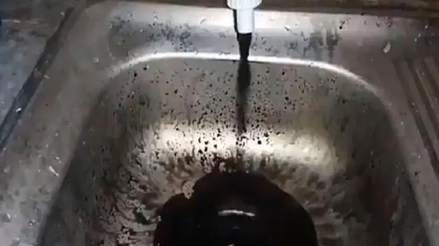 Venezolanos denuncian que el agua llega negra y con olor a desagüe [VIDEO]