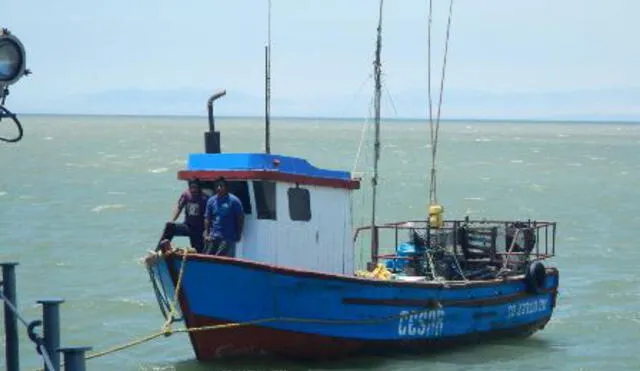 Personal de la Marina rescata a dos pescadores en altamar