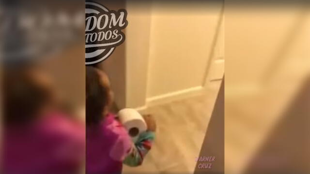 Facebook: Niña alcanza papel higiénico a su padre, pero es sorprendida de la peor forma [VIDEO]